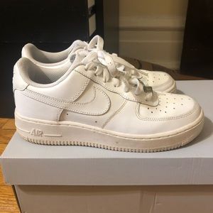 Like new white Nike Air Force 1’s